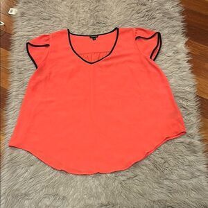 Torrid women’s pink and black flowy polyesterr short sleeve shirt